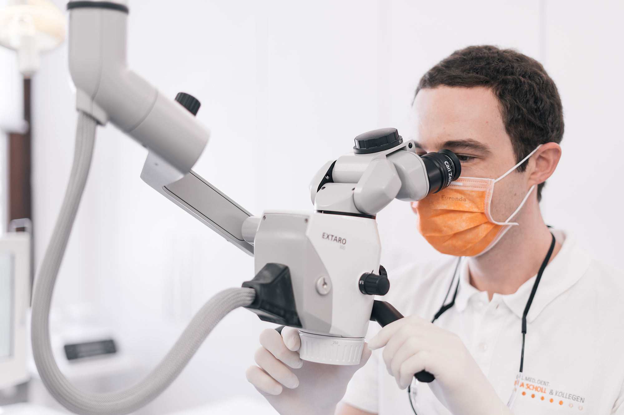 Dr. Lisa Reinhold hat sich auf die diffizilen Techniken der Mikroendodontie fokussiert