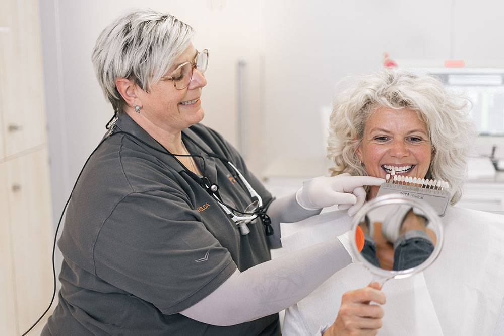 Ausgebildete Prophylaxehelferinnen - Ina Scholl | Zahnärztin München